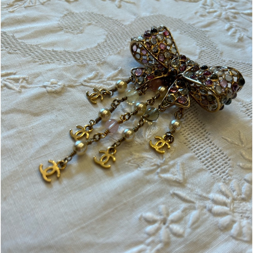 💗Chanel Gripoix Bow Brooch Pin with CC Dangles 💗 - Picture 8 of 10